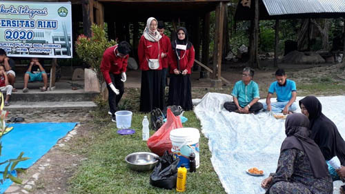 Tim Pengabdian Unri Inovasikan Produk POC dari MOL untuk Pemupukan Tanaman di Kuok